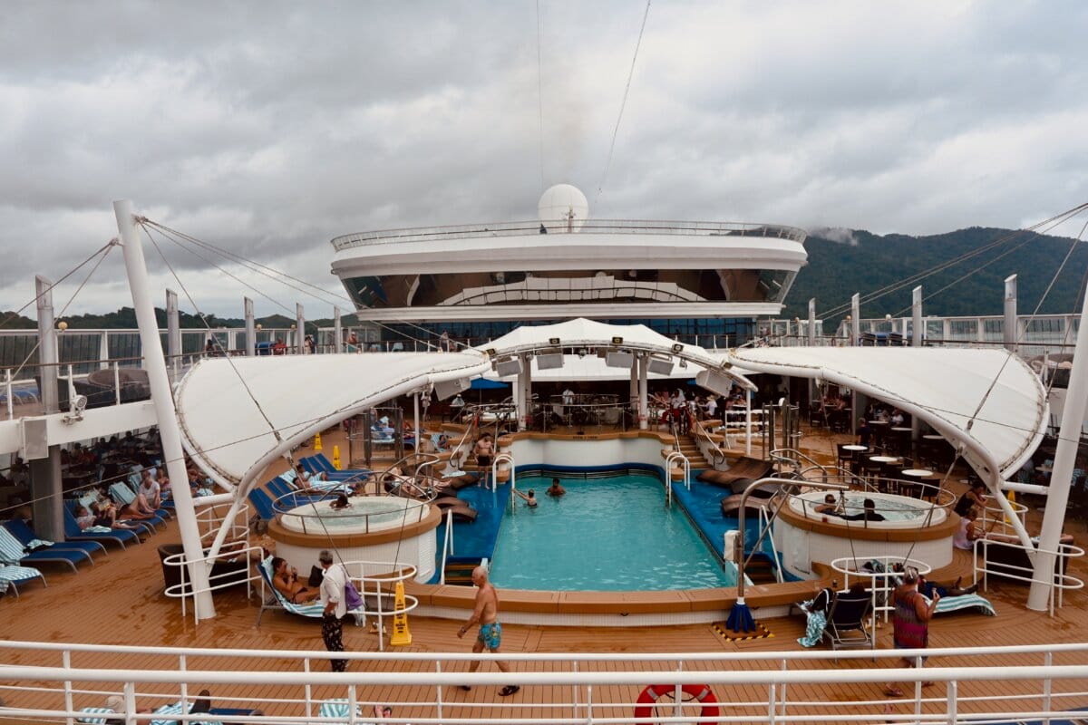 Norwegian Dawn pool deck