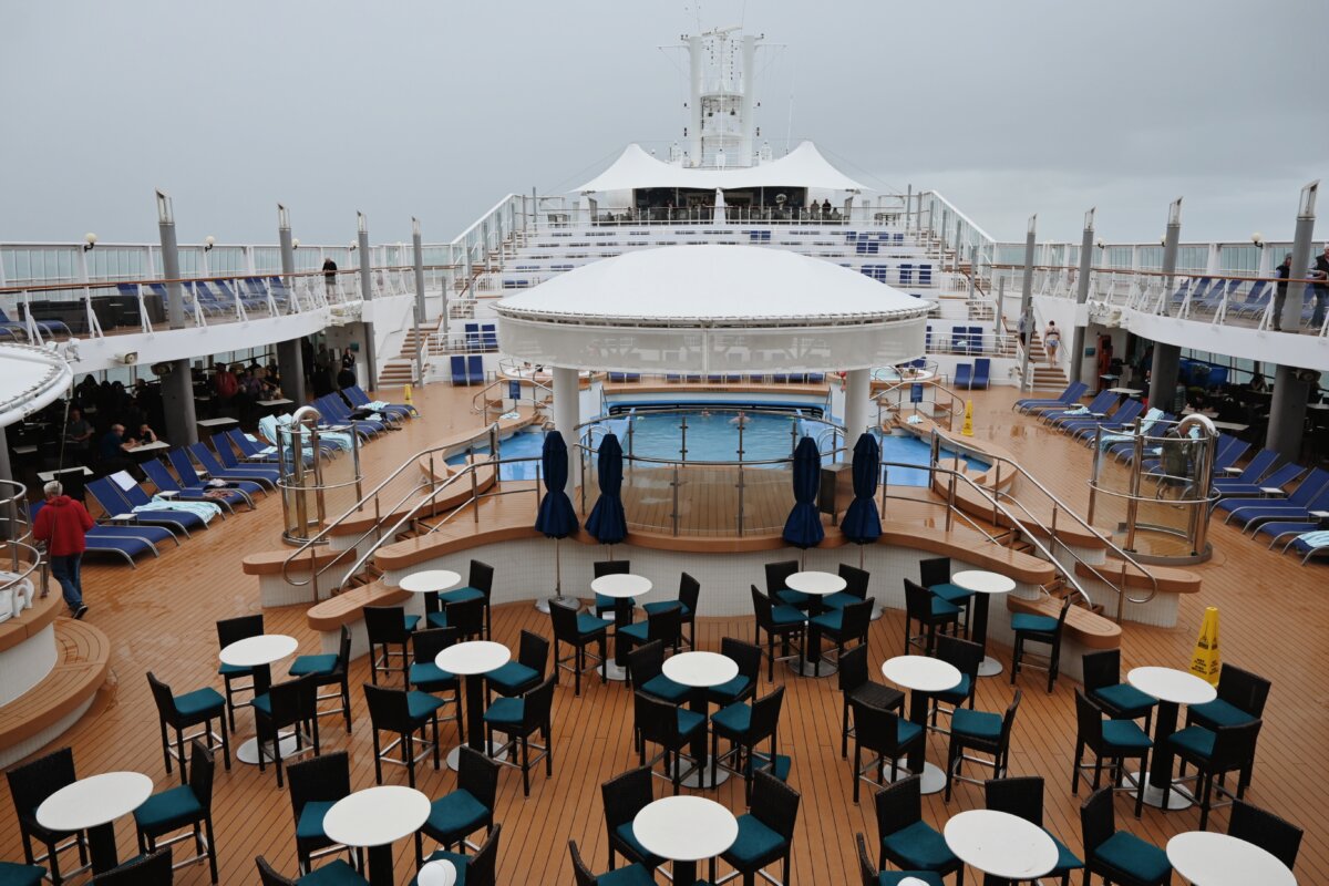 Norwegian Star pool deck