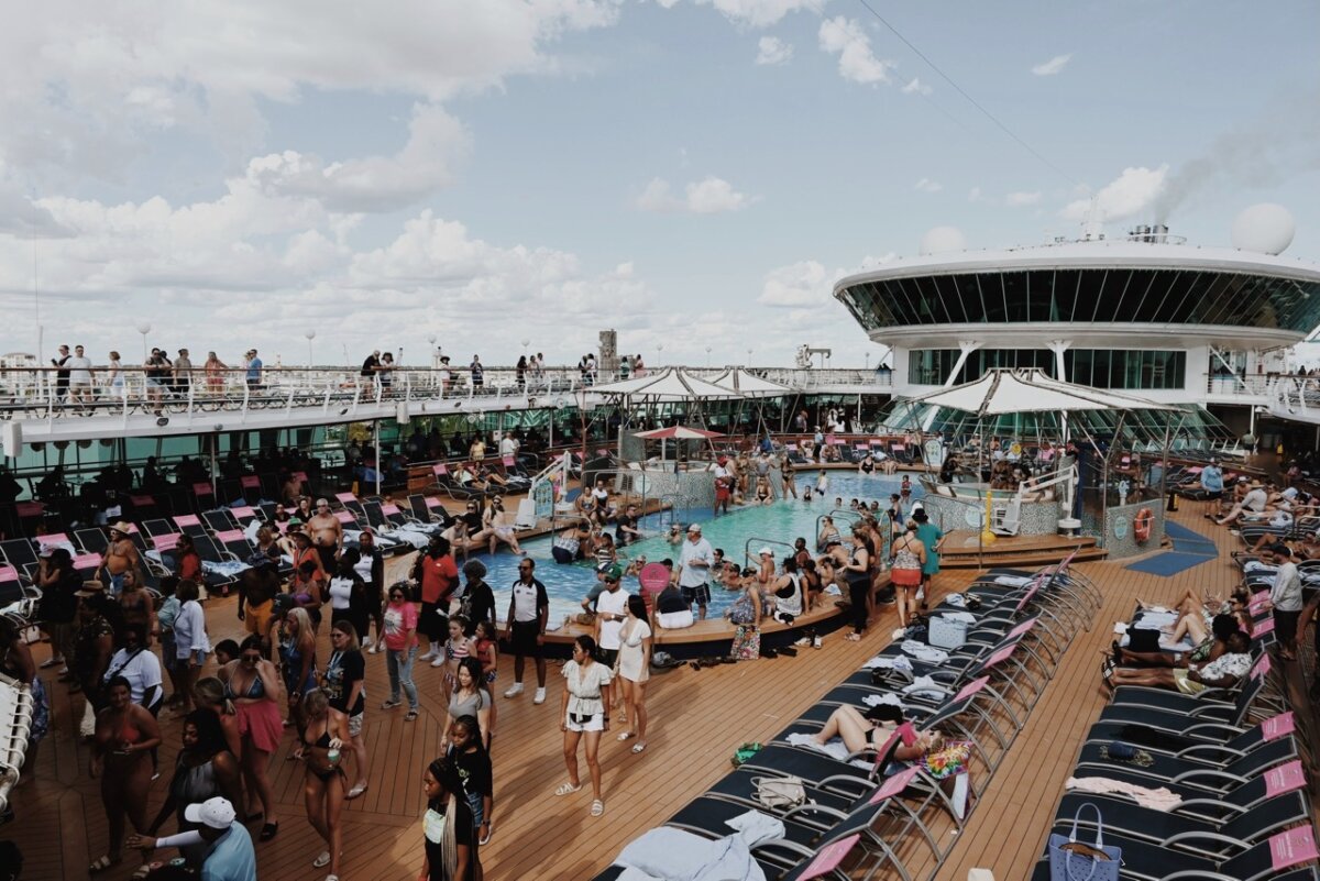Royal Caribbean Grandeur of the Seas crowded pool deck