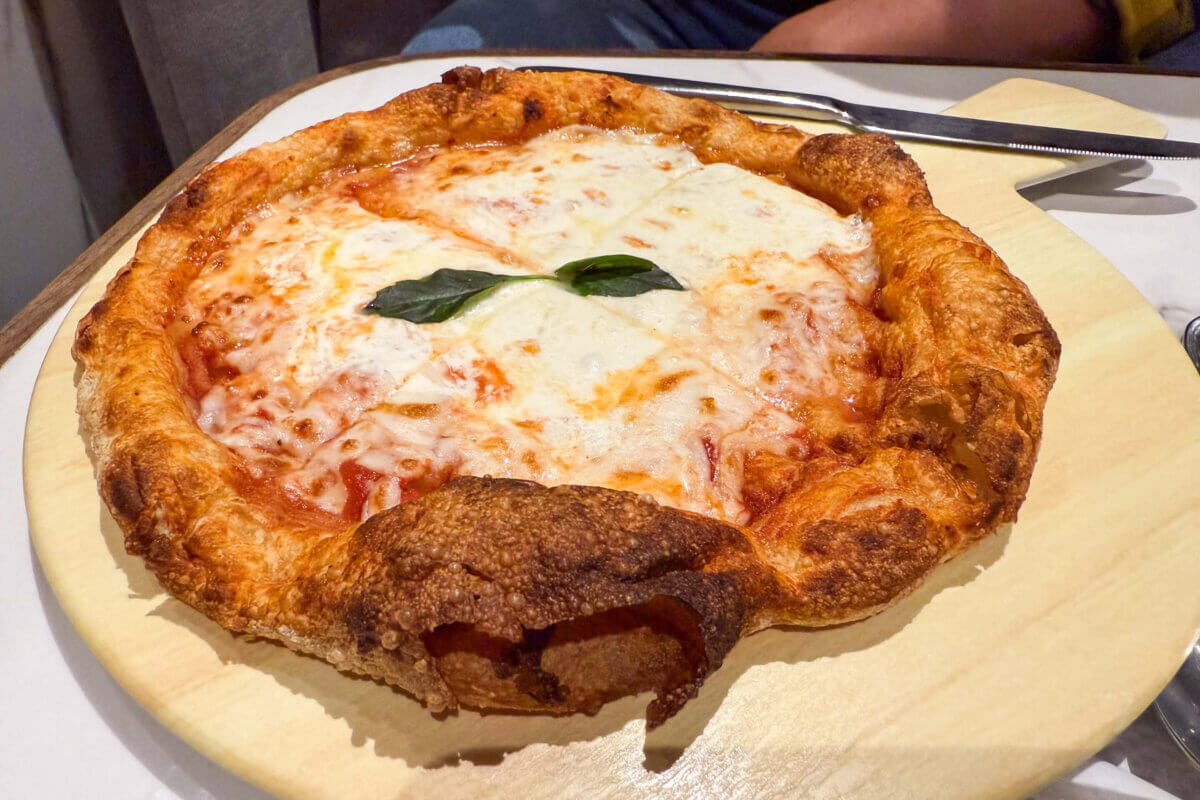 Margherita Pizza served in Mexico City's Centurion Lounge
