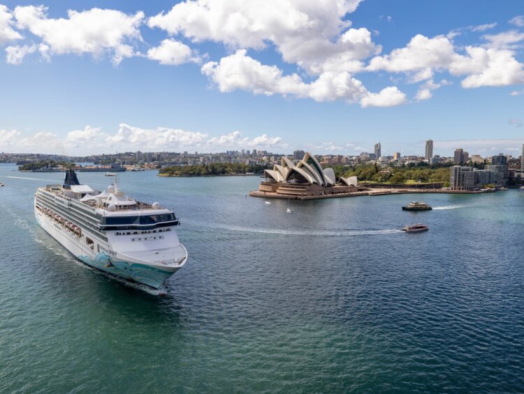 Norwegian Spirit departing from Sydney, Australia