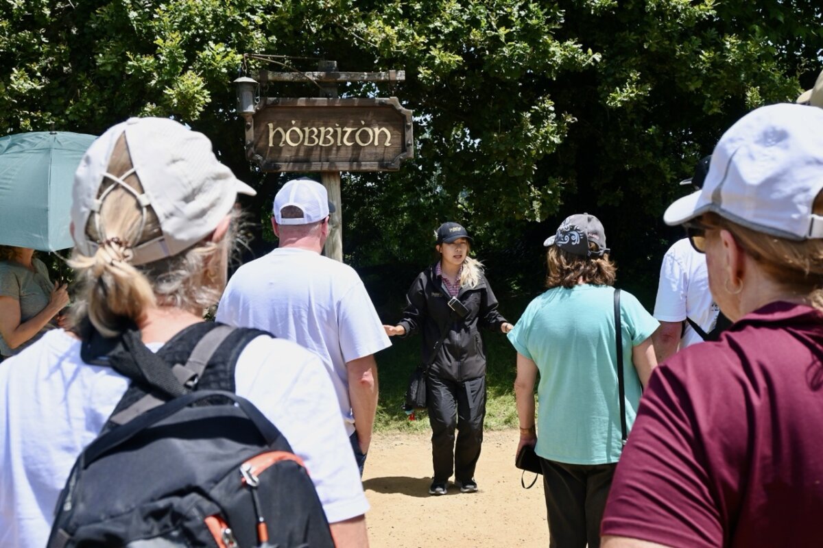 Tour guide at Hobbiton Entrance