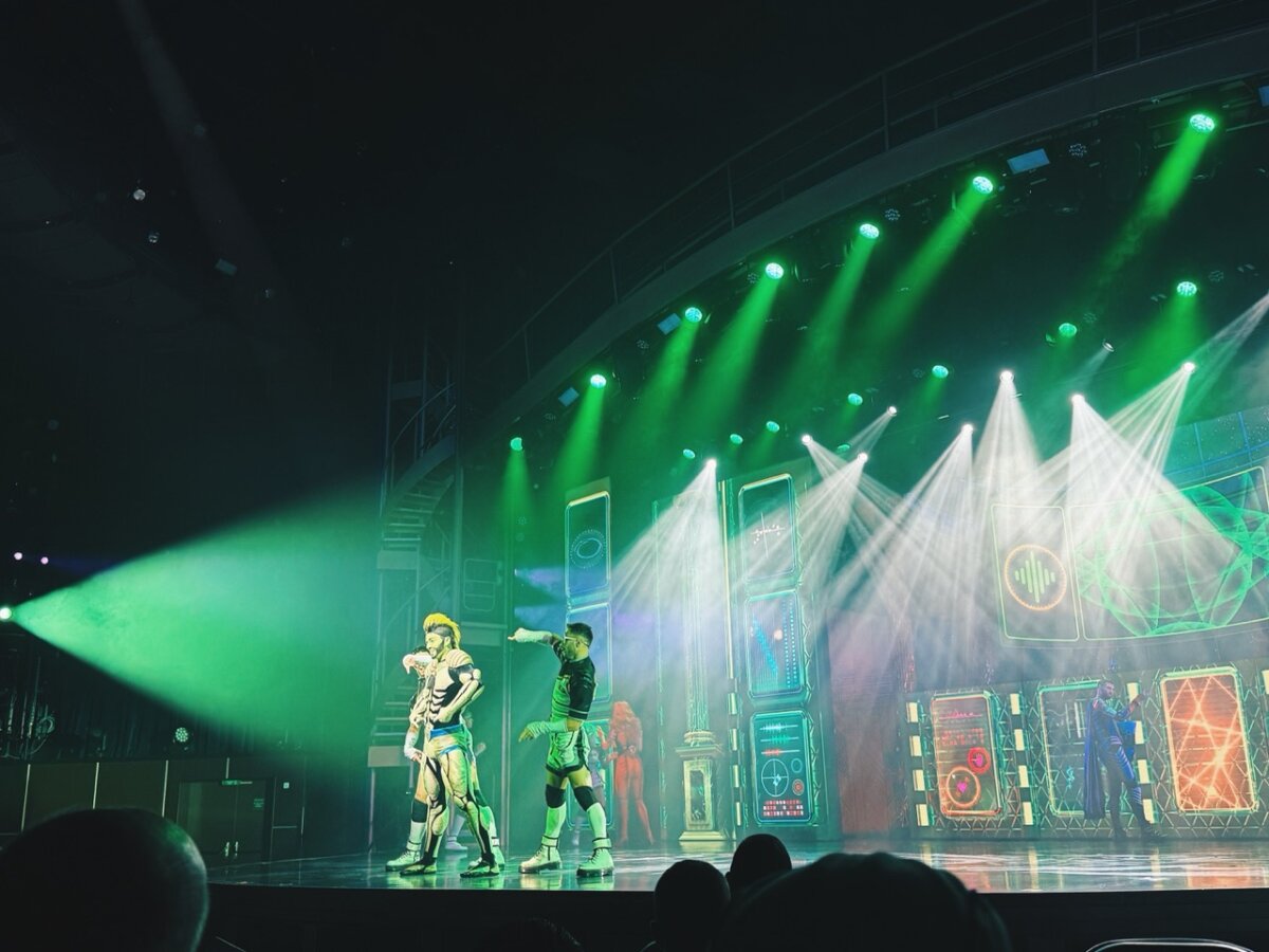 Wonder of the Seas entertainment Effectors Show