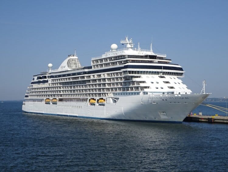 Regent Seven Seas Splendor at sea