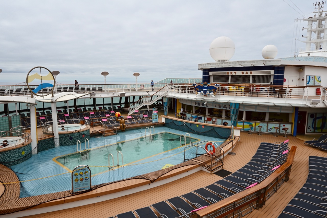 Royal Caribbean Jewel of the Seas pool deck