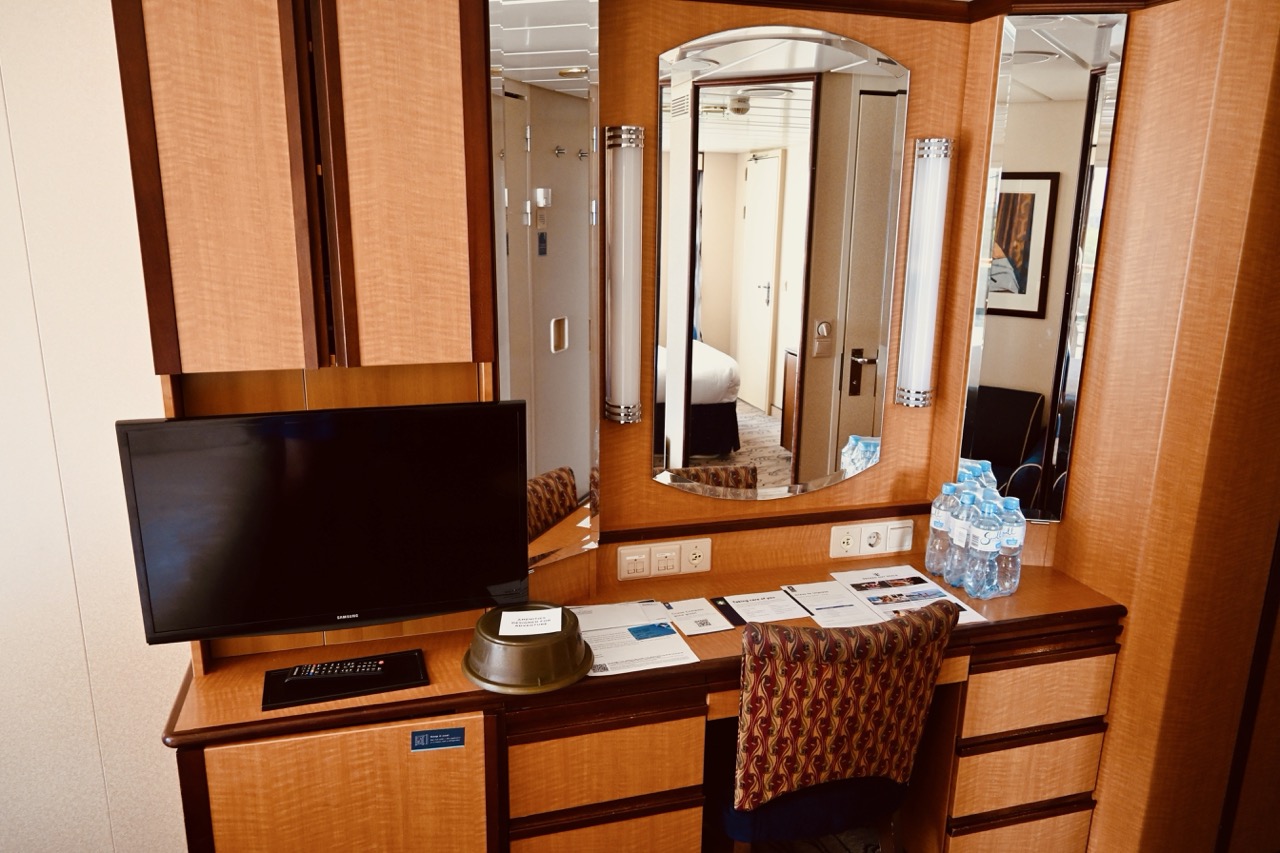 Jewel of the Seas vanity in balcony cabin