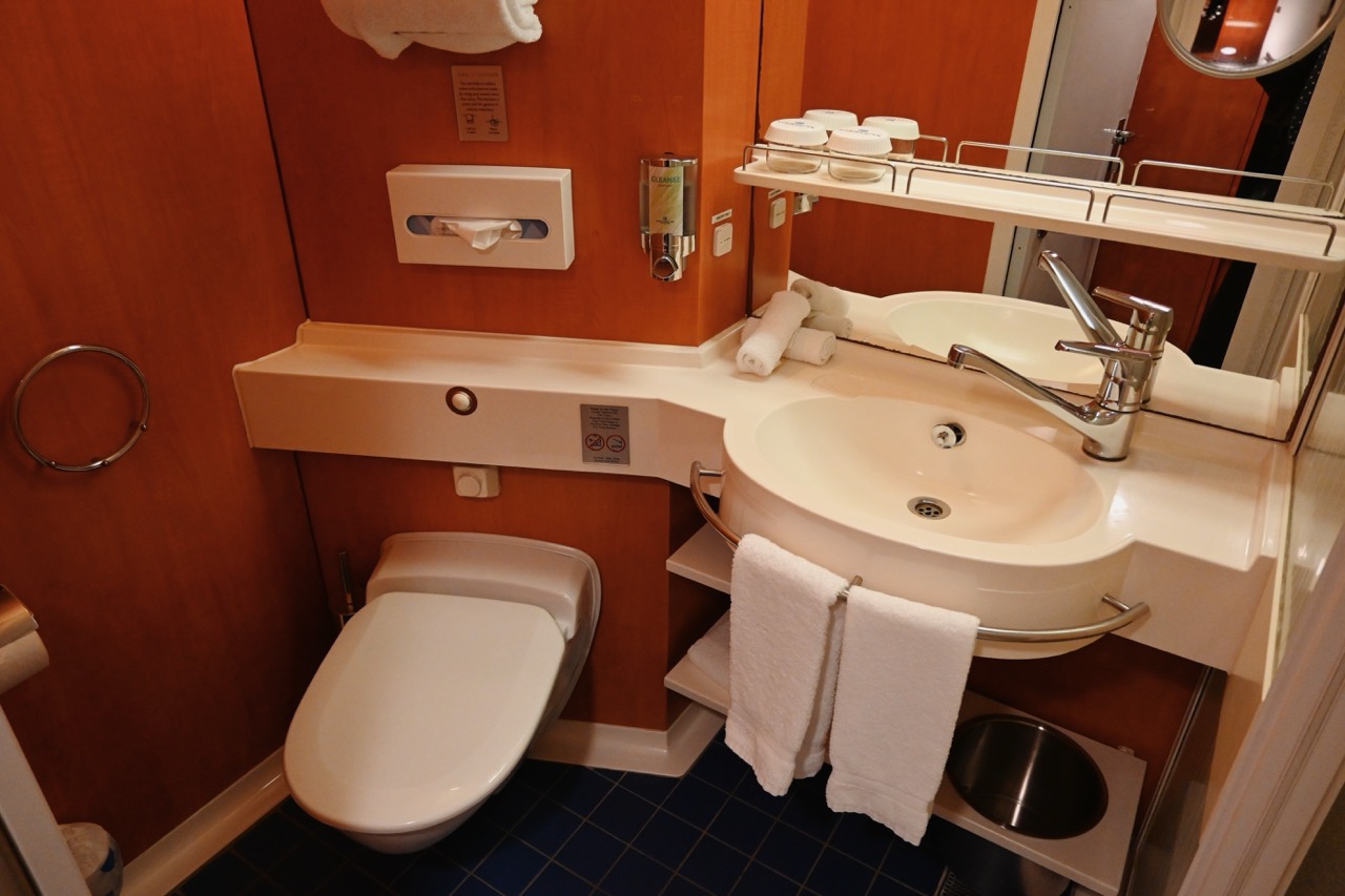Norwegian Star inside cabin bathroom